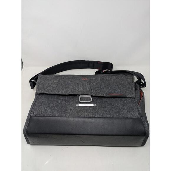 Peak Design 13" Everyday Messenger Camera Bag Charcoal Gray Photo Travel Work - Picture 2 of 9